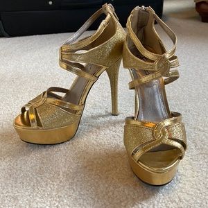 ✨HP✨ EUC Gomax strappy platform heels